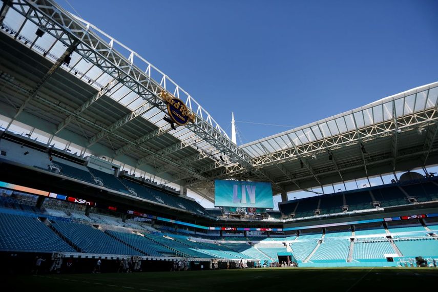 Inician los preparativos durante un tour en el estadio Hard Rock, el martes 21 de enero de 2020, previo al Super Bowl LIV de la NFL, en Miami Gardens, Florida.