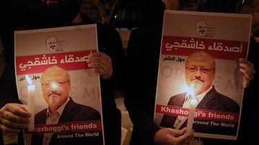 Foto de archivo de varios manifestantes mientras sujetan velas y retratos del periodista Jamal&nbsp;Khashoggi durante una protesta frente al Consulado saudí en Estambul, Turquía, el 25 de octubre de 2018.&nbsp;