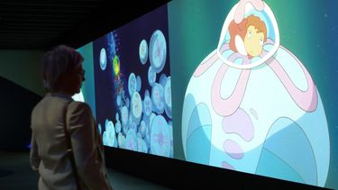 Un visitante observa un video mostrado en la vista previa para los medios de comunicación de Ponyo del Studio Ghibli del Museo de la Academia en Los Ángeles el 12 de febrero de 2026.