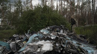 Un soldado ucraniano pasa junto a los restos de un avión ruso SU-34 cerca de la ciudad recuperada de Lyman, Ucrania, el 5 de octubre de 2022.&nbsp;