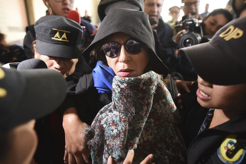 La exprimera dama y excandidata presidencial Sandra Torres es escoltada por la policía hasta la Corte Suprema de Justicia en la ciudad de Guatemala, el lunes 2 de septiembre de 2019.&nbsp;