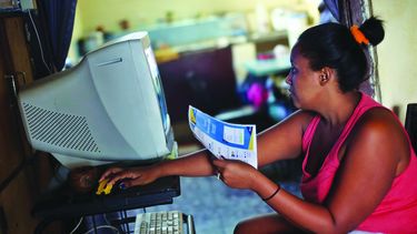 Los hogares cubanos pueden usar internet costeado desde el exterior.