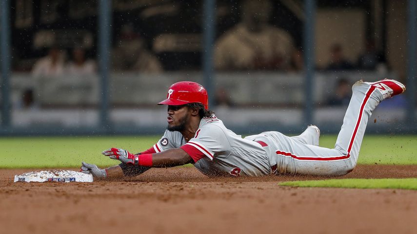 Herrera, de 27 años, e encuentra de baja administrativa, a raíz de un incidente ocurrido el 27 de mayo en Atlantic City, New Jersey, donde el jardinero de los Filis fue arrestado y acusado de agresión menor.