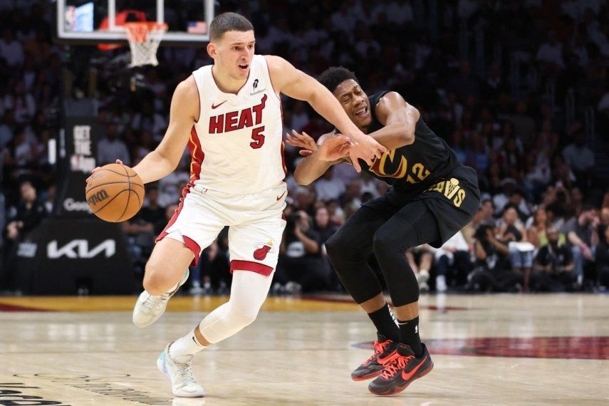 El atacante del Heat de Miami, Nikola Jovic (izq), maneja el balón ante la marca de DeAndre Hunter, de los Cavaliers de Cleveland, el 28 de abril de 2025.