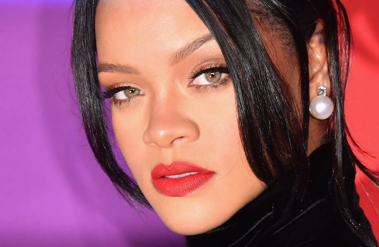 En esta foto de archivo tomada el 12 de septiembre de 2019, la cantante barbadense Rihanna llega al 5.º baile de diamantes anual de Rihanna en beneficio de la Fundación Clara Lionel en Cipriani Wall Street en la ciudad de Nueva York. 