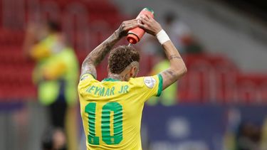 El brasileño Neymar se refresca durante un partido de fútbol de la Copa América contra Venezuela&nbsp;