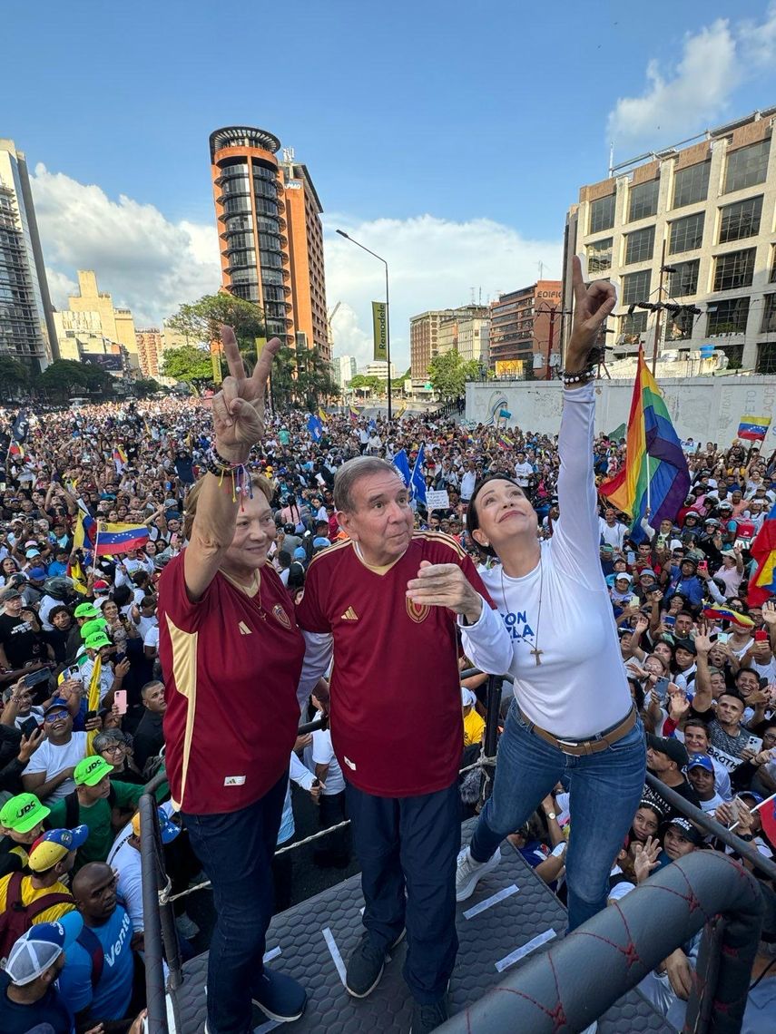 La líder opositora María Corina Machado junto al candidato unitario Edmundo González Urrutia durante el inicio de la campaña electoral en Caracas&nbsp;