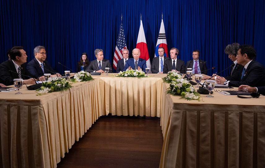 El presidente de Corea del Sur, Yoon Suk-yeol (izquierda), habla durante una reunión trilateral con el presidente de los Estados Unidos, Joe Biden (centro), y el primer ministro japonés, Fumio Kishida (derecha), al margen de la Cumbre de Asia Oriental durante la 40.ª y 41.ª Asociación de Naciones del Sudeste Asiático. (ASEAN) Cumbres en Phnom Penh el 13 de noviembre de 2022. &nbsp;
