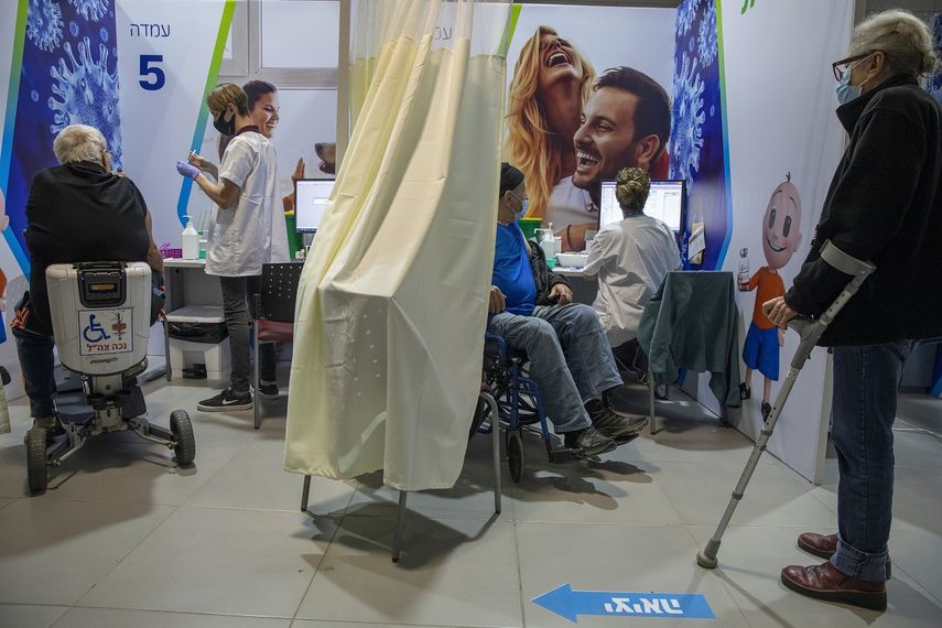 Israelíes recibiendo la segunda vacuna de Pfizer-BioNTech contra el COVID-19 en Netanya, Israel, el martes 12 de enero de 2021. Israel alcanzó un acuerdo con Pfizer, prometiendo compartir mucha información médica con la farmacéutica a cambio de mantener el suministro de su vacuna contra el COVID-19.&nbsp;