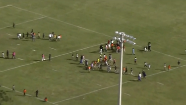 Imágenes de los alumnos de uno de los planteles caminando por el campo de fútbol durante la evacuación.&nbsp;