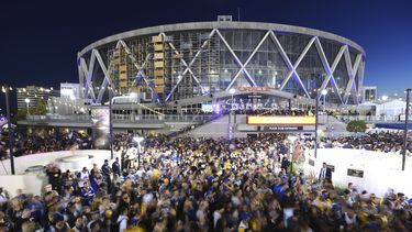 En esta imagen del 8 de junio de 2018, aficionados de los Warriors de Golden State celebran a las afueras del Oracle Arena, en Oakland, California.&nbsp;