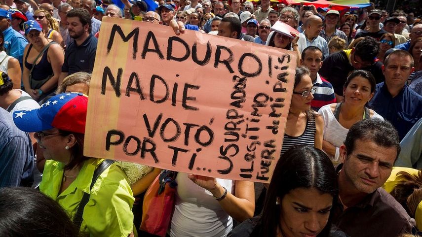 Venezolanos protestan contra Nicolás Maduro en Caracas.