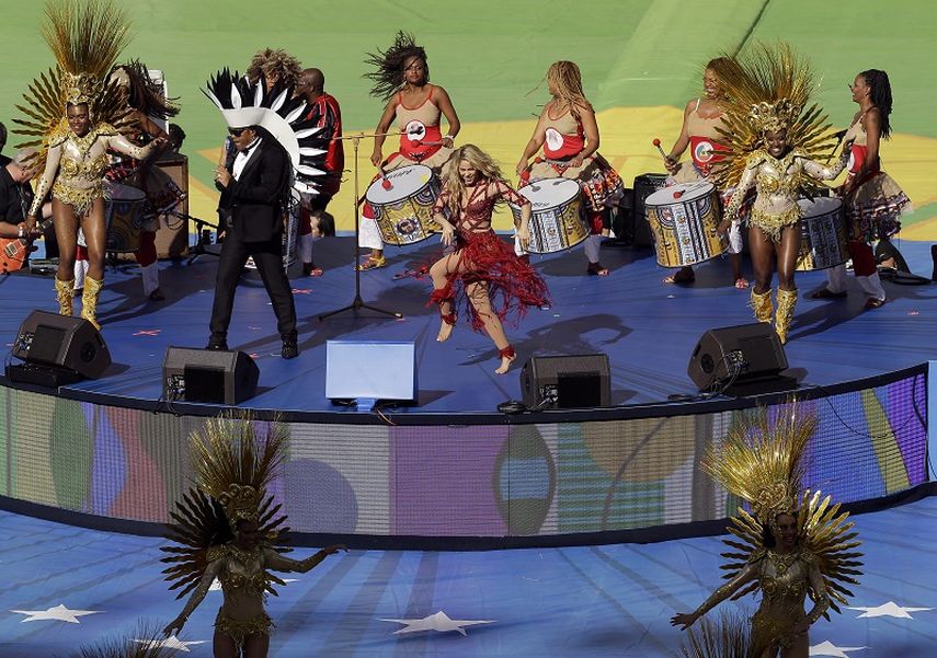 Shakira hizo su tercera aparición consecutiva en una Copa del Mundo para interpretar junto al brasileño Carlinhos Brown el tema La la la (Brazil 2014) AP