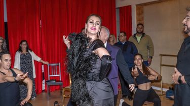 Maylú Hernández y el resto del elenco en un ensayo de La viuda alegre.&nbsp;