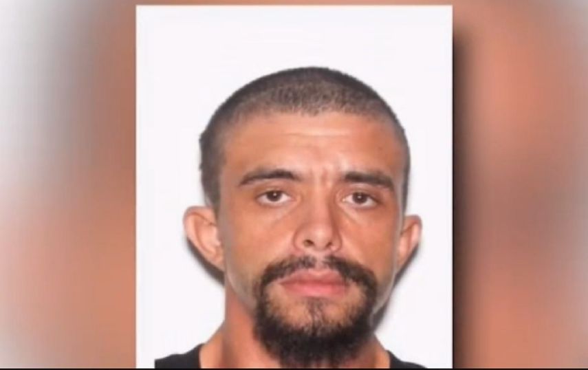 Las autoridades reportaron que el sujeto tenía una herida de bala aparentemente auto-infligida.