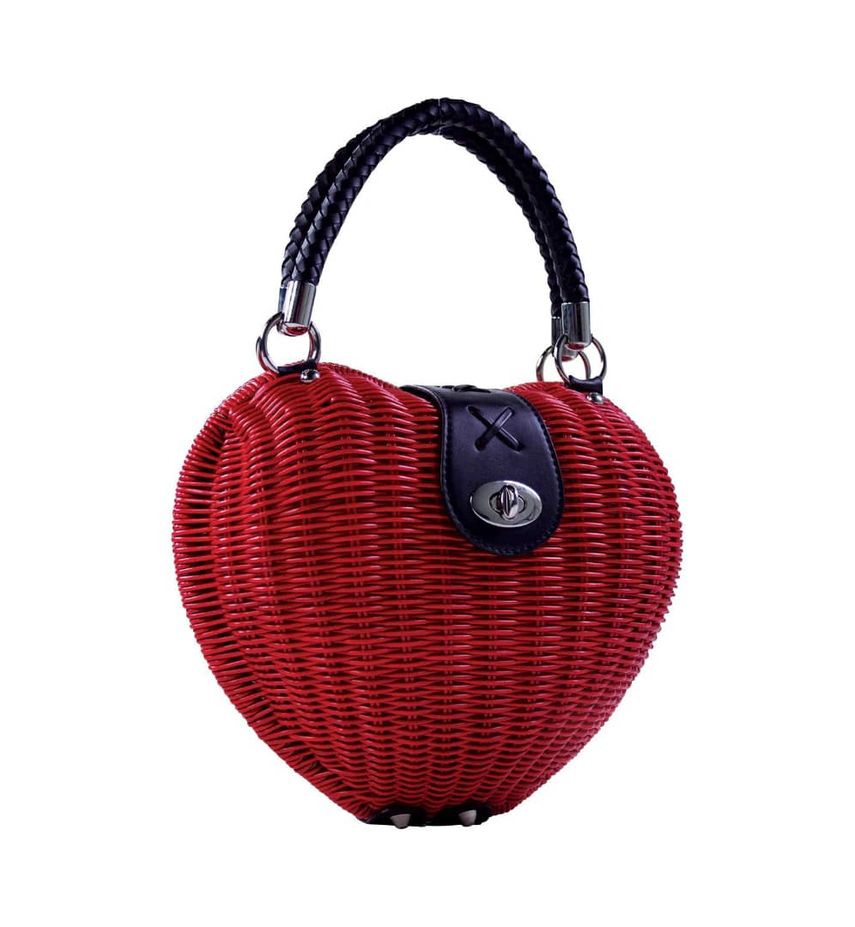 Entre los materiales usados para la cartera&nbsp;coraz&oacute;n de Wuari&nbsp;est&aacute; la imitaci&oacute;n del cuero y el rattan.&nbsp;