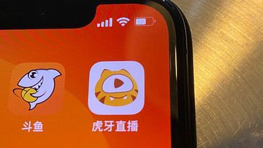 Los apps de Douyu (izq) y Huya (der) en un teléfono celular en Beijing el 10 de julio del 2021