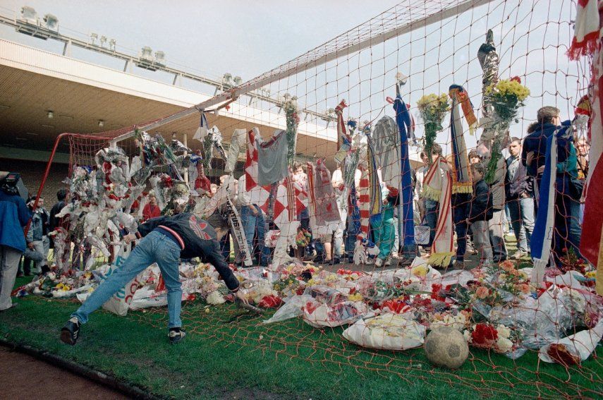 En foto del 16 de abril de 1989, aficionados del Liverpool colocan un par de zapatos en la portería en el Estadio de Anfield tras el incidente que cobró la vida de 97 aficionados en el estadio de Hillsborough.