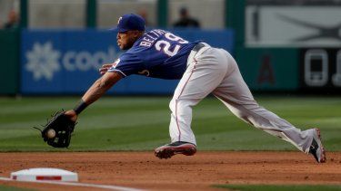 El tercera base de los Rangers de Texas Adrián Beltré atrapa una línea bateada por Albert Pujols de Los Angeles en un juego en Anaheim, California. El dominicano Beltré podría ser elegido al Salón de la Fama del Béisbol en su primero año de elegibilidad.&nbsp;