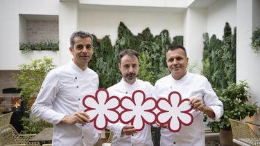 Los chefs españoles Mateu Casanas, Eduard Xatruch y Oriol Castro posan el 29 de noviembre de 2023 en su restaurante Disfrutar, en Barcelona, tras recibir su tercera estrella Michelin.