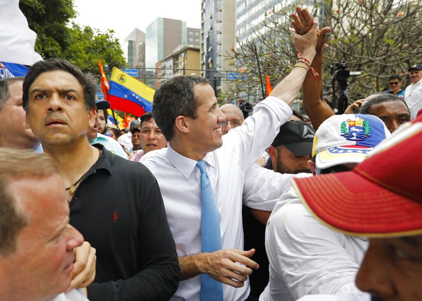 El líder opositor Juan Guaidó saluda a sus simpatizantes durante una protesta en Caracas, Venezuela. Guaidó propuso un Plan de Emergencia para atender la crisis humanitaria en el país.