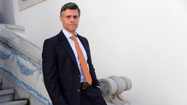 El activista opositor venezolano Leopoldo López camina en Lisboa tras hablar con The Associated Press el miércoles, 12 de mayo del 2021.