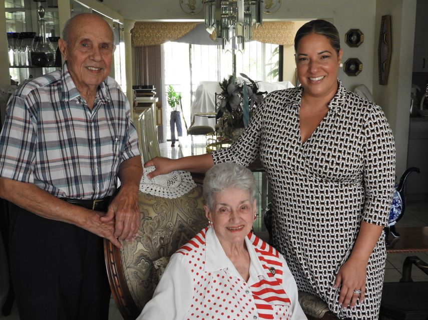 Rafael Antonio Hernández y María Concepción Hernández, junto a la concejala Melinda de la Vega en su casa de Hialeah.