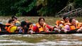 Embarcaciones trasladan por el río Tuquesa a migrantes que cruzaron a pie el Tapón del Darién desde Colombia, en Panamá, el 4 de octubre de 2023.&nbsp;