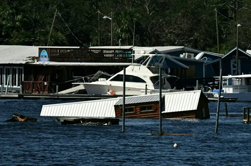 Una casa dañada se ve flotando después de que el huracán Helene tocara tierra en Steinhatchee, Florida, el 27 de septiembre de 2024.