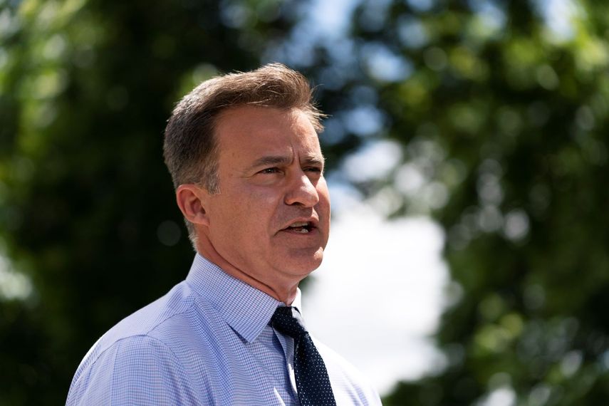 El senador estatal de Texas Roland Gutierrez habla en una conferencia de prensa en Uvalde, Texas, el 2 de junio del 2022.&nbsp;