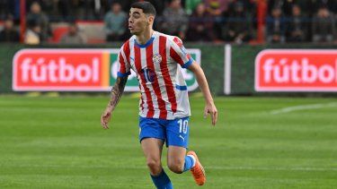 El centrocampista paraguayo, Miguel Almirón, corre con el balón durante un juego de las eliminatorias mundialistas ante Bolivia, el 19 de noviembre de 2024.