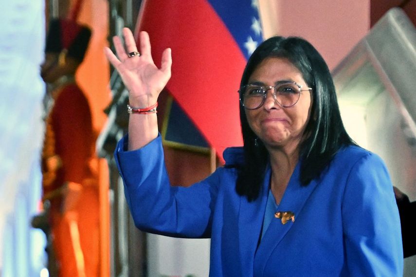 Delcy Rodríguez saluda tras firmar la ley de amnistía aprobada por la Asamblea Nacional en el Palacio de Miraflores en Caracas el 19 de febrero de 2026.