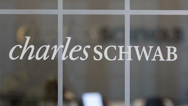 Una oficina de la firma de inversiones Charles Schwab en Oakland, California.