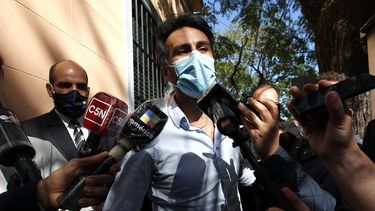 El neurocirujano Leopoldo Luque, exmédico personal de Diego Maradona, llega a la fiscalía en Buenos Aires, Argentina, el lunes 30 de noviembre de 2020. La casa y oficinas de Luque fueron allanadas el domingo en medio de investigaciones para establecer las circunstancias de la muerte de la exestrella del fútbol.&nbsp;
