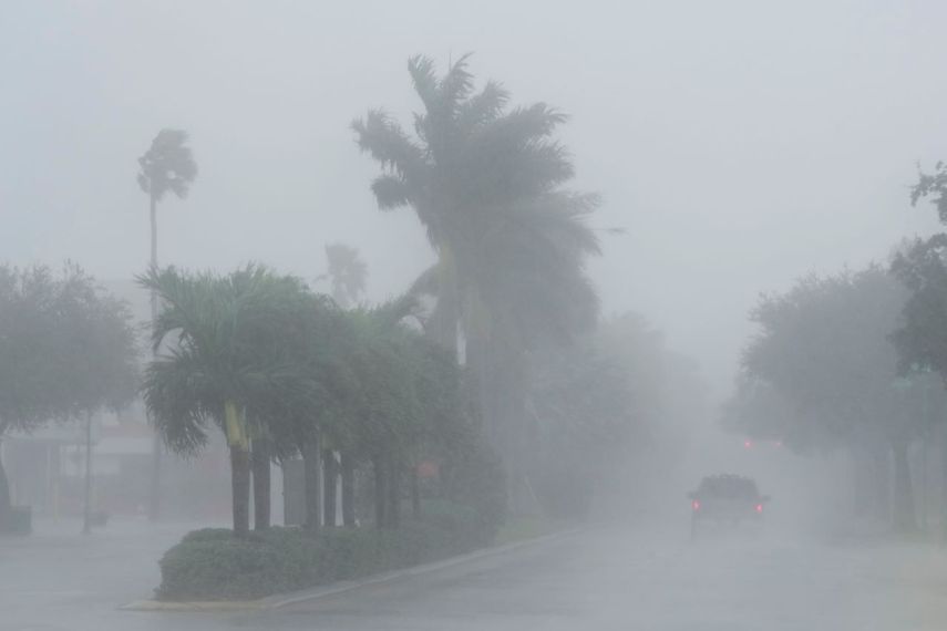 Un oficial del condado de Lee patrulla las calles de Cape Coral, Florida, mientras caen fuertes lluvias antes del huracán Milton, el miércoles 9 de octubre de 2024.