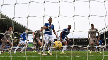 El delantero inglés del Everton #09 Dominic Calvert-Lewin (C-R) anota el empate de su equipo durante el partido de fútbol de la Premier League inglesa entre Everton y Tottenham Hotspur en Goodison Park en Liverpool, noroeste de Inglaterra, el 3 de febrero de 2024. &nbsp;