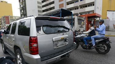 Un veh&iacute;culo que transportaba a los legisladores de la oposici&oacute;n se aleja despu&eacute;s de que partidarios del gobierno le arrojaron piedras y rompieron su ventana trasera cuando se dirig&iacute;a a una sesi&oacute;n de la Asamblea Nacional en Caracas, Venezuela, el mi&eacute;rcoles 15 de enero de 2020.