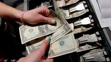 Los migrantes envían millones de dólares en remesas de Estados Unidos a sus países de origen.