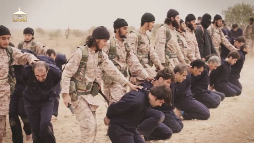 Imagen del último video difundido por el grupo terrorista Ejército Islámico, en el que asesinan a 18 personas. (AP)