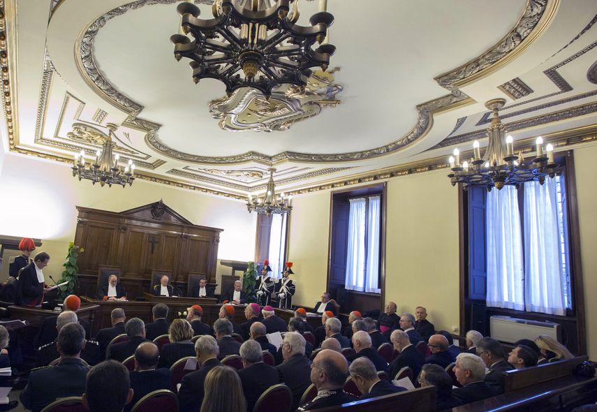 En esta foto de archivo del 31 de enero de 2015, el juez Giuseppe Dalla Torre, entonces presidente del tribunal del Vaticano, centro, asiste al inicio del 86to Año Judicial del Vaticano.&nbsp;