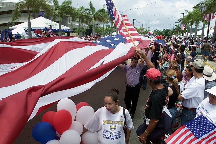 Miles de personas celebran el 4 de julio, la conmemoración de la independencia de los Estados Unidos, en San Juan de Puerto Rico. EFE