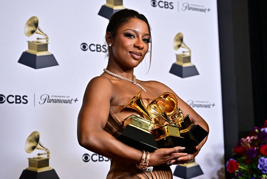 La cantautora estadounidense Victoria Monet posa en la sala de prensa con los Grammy a Mejor Artista Nuevo, Mejor Álbum de Ingeniería, Mejor Álbum No Clásico y Mejor Álbum de R&B por Jaguar II durante la 66ª Entrega Anual de los Premios Grammy en el Crypto.com Arena de Los Ángeles. el 4 de febrero de 2024.