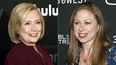 La ex secretaria de estado Hillary Clinton asiste al estreno del documental de Hulu Hillary en Nueva York, el 4 de marzo de 2020, izquierda, y Chelsea Clinton asiste a una función de Colette en Nueva York el 13 de septiembre de 2018. Madre e hija entrevistarán a personalidades como Kim Kardashian, Megan Thee Stallion y Gloria Steinem para una serie llamada Gutsy que se estrena el 9 de septiembre en Apple TV.&nbsp;