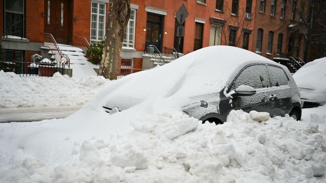 Un auto bajo la nieve en la barriada de Brooklyn, Nueva York.