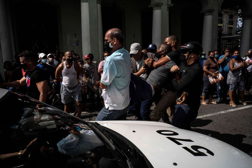 La policía detiene a un manifestante antigubernamental durante una protesta en La Habana, Cuba.