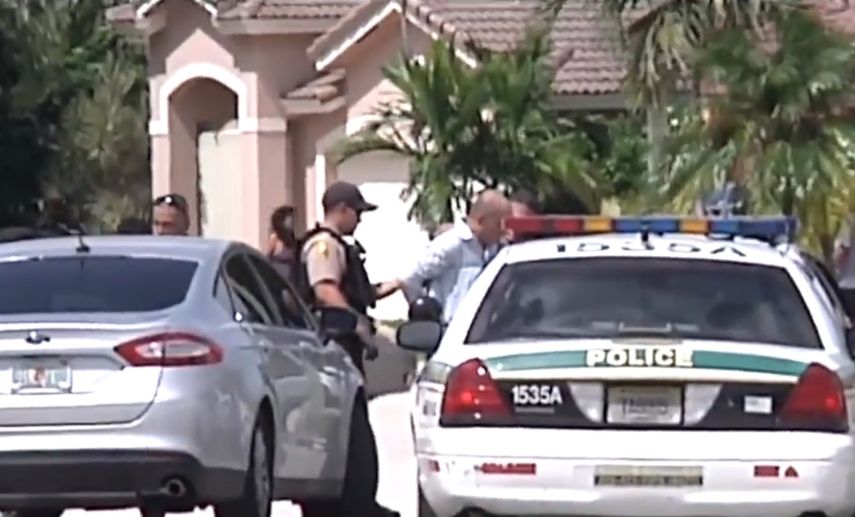 Momento en que sale esposado&nbsp;Gumersindo Pérez,&nbsp;sospecho del crimen de sus padres