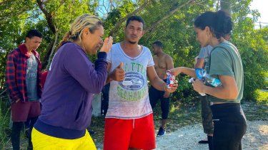 Un grupo de cubanos en Key Largo, Florida, el martes 3 de enero de 2023, que según dijeron llegaron en bote el día anterior.&nbsp;