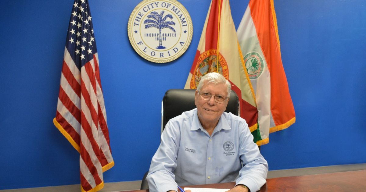 Fallece comisionado de Miami Manolo Reyes