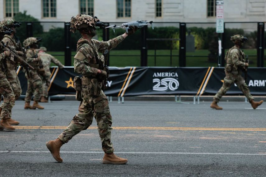 Un soldado lleva un dron durante un desfile militar el 14 de junio de 2025 en Washington, DC.&nbsp;