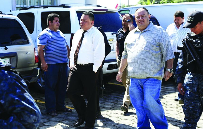 El ex fiscal Fletes al llegar a los juzgados de Puerto Cortés, Lozano al centro y otros de los imputados. (CORTESÍA)